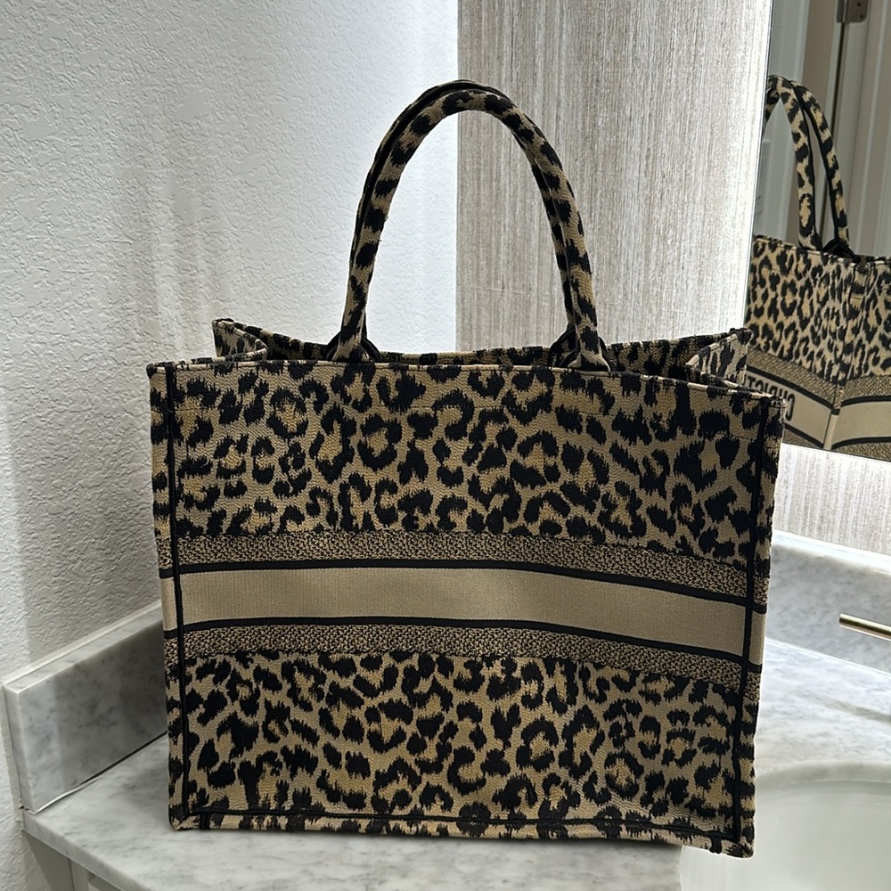 DIOR BOOK TOTE
BEIGE MULTICOLOR MIZZA EMBROIDERY- Large - Picture 3 of 9